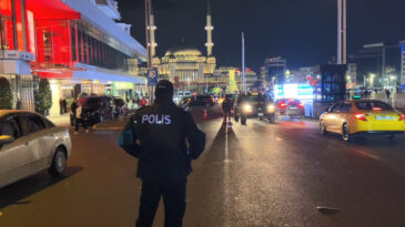 İstanbul Sokaklarında Yılbaşı Denetimi: Yaklaşık 1000 G&ouml;zaltı