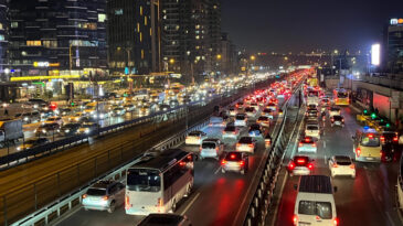 İstanbul Trafiği Şiddetle Etkileniyor