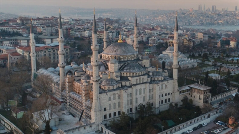 İstanbul Valiliği Harekete Ge&ccedil;ti: Cami Avlusunda Satış Yasaklandı