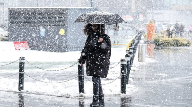 İstanbul Valiliği'nden kar ve yağmur uyarısı: Cuma ve Cumartesi g&uuml;nlerine dikkat!