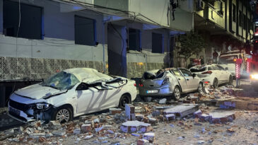 İstanbul'da dehşet veren anlar: Binadan d&uuml;şen par&ccedil;alar ara&ccedil;ların &uuml;zerine d&uuml;şt&uuml;
