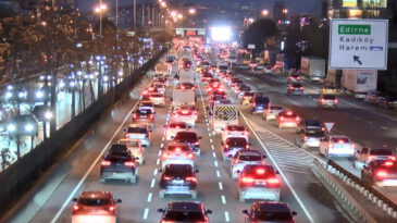 İstanbul'da Haftanın İlk G&uuml;n&uuml; Trafik Sorunları Baş G&ouml;sterdi