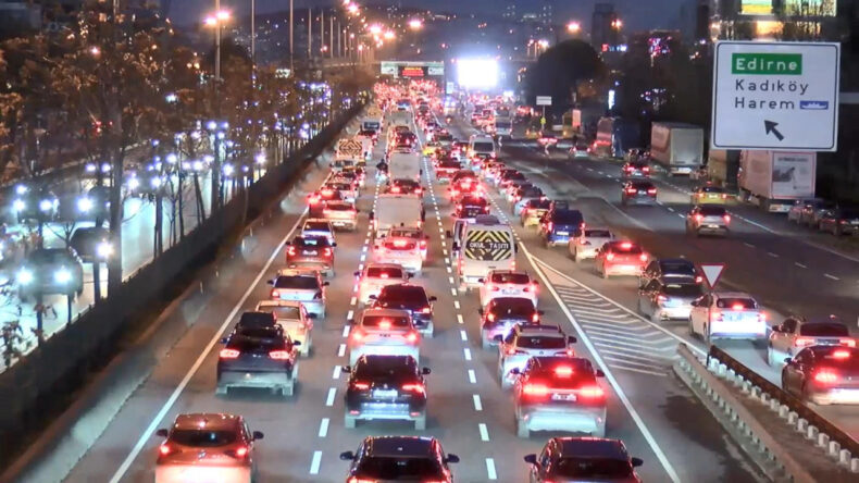 İstanbul'da Haftanın İlk Günü Trafik Sorunları Baş Gösterdi