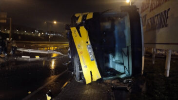 İstanbul'da Halk Otob&uuml;s&uuml; Devrildi