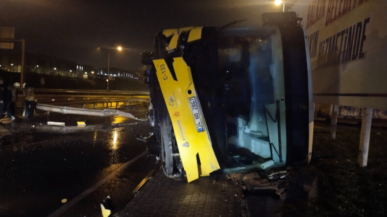 İstanbul'da Halk Otob&uuml;s&uuml; Devrildi