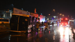 İstanbul'da Halk Otob&uuml;s&uuml; Devrildi