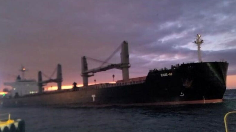İstanbul'da Korku Dolu Anlar: S&uuml;r&uuml;klenen Kuru Y&uuml;k Gemisi Son Anda Durduruldu
