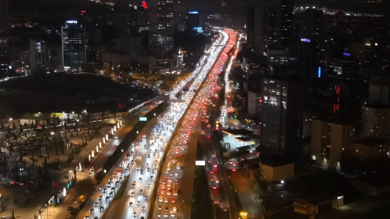 İstanbul'da Trafik Kaosu Yaşandı