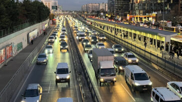 İstanbul'da Trafik Yoğunluğu Y&uuml;zde 80'e Ulaştı