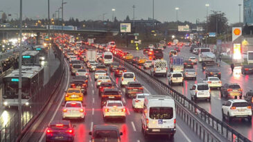 İstanbul'da Yağışlı Salı Trafiği