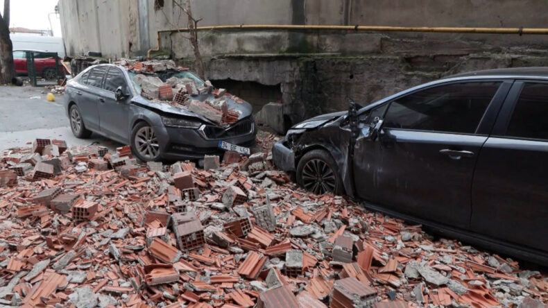 İstanbul'da Yıkım Aşamasındaki Binaya Ait Duvar Fırtınanın Etkisiyle &Ccedil;&ouml;kt&uuml;