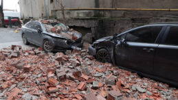 İstanbul'da Yıkımı S&uuml;ren Binanın Duvarı Fırtına ile &Ccedil;&ouml;kt&uuml;