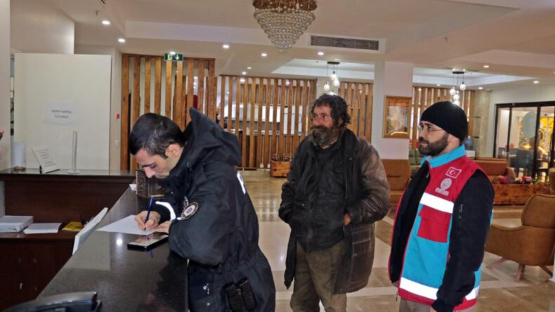 İstanbul&rsquo;da Evsiz Bireyler Otellere Yerleştirildi