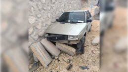 İstinat Duvarına &Ccedil;arpan Otomobilin S&uuml;r&uuml;c&uuml;s&uuml; Ağır Yaralandı, Annesi Hayatını Kaybetti