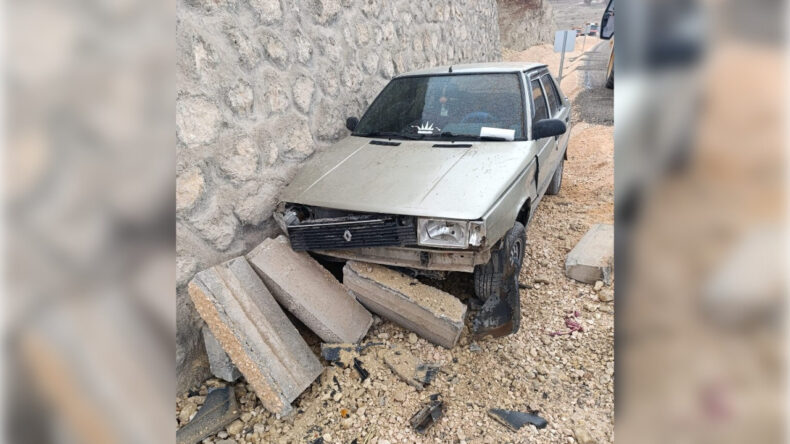 İstinat Duvarına &Ccedil;arpan Otomobilin S&uuml;r&uuml;c&uuml;s&uuml; Ağır Yaralandı, Annesi Hayatını Kaybetti