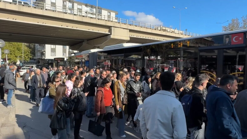 İzmir Metro Kazası: Seferler Durma Noktasına Geldi