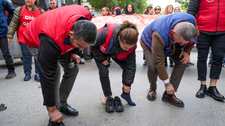İzmir'de İş&ccedil;i &Ccedil;ıplak Ayaklı Eylem Ger&ccedil;ekleştirdi