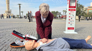 İzmir'de Meydanlara Şok Cihazı Yerleştirildi