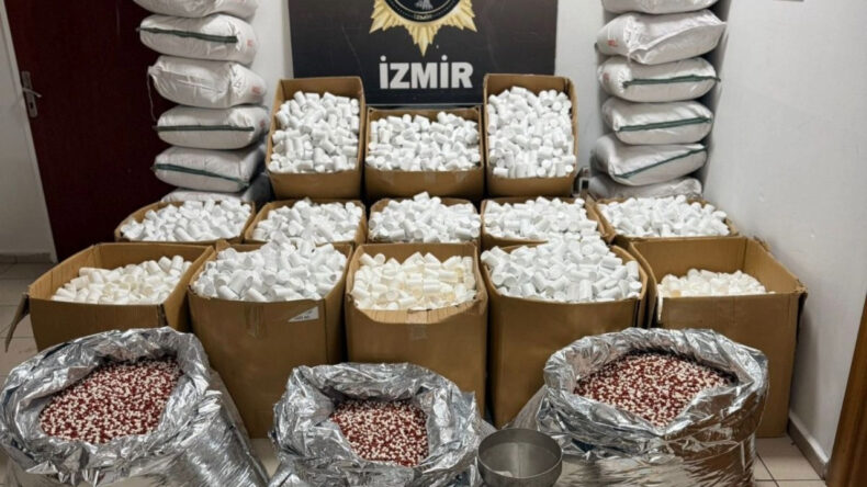 İzmir'de Uyuşturucu Operasyonu: Rekor Miktarda Hap Ele Ge&ccedil;irildi