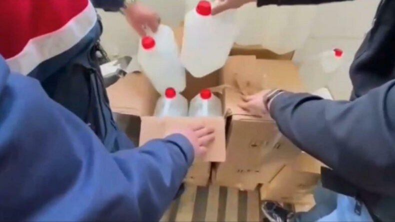 İzmir&rsquo;de 3 Bin 360 Litre Etil Alkol Ele Ge&ccedil;irildi