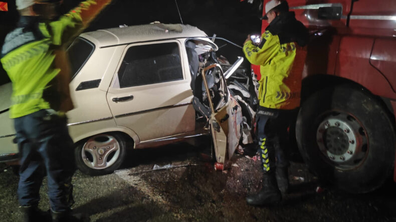Kahramanmaraş'ta TIR ile kafa kafaya &ccedil;arpıştılar