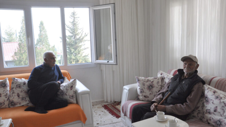 Kahvaltı yaparken &ouml;l&uuml;mden d&ouml;nd&uuml;ler: Pencereye domuz kurşunu isabet etti