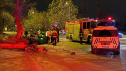 Kaldırıma &ccedil;arpıp metrelerce s&uuml;r&uuml;klendi: 1 &ouml;l&uuml;, 1 yaralı