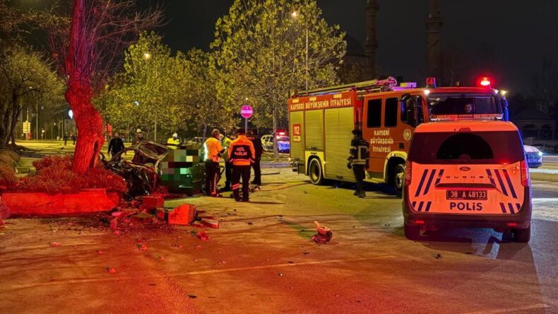 Kaldırıma &ccedil;arpıp metrelerce s&uuml;r&uuml;klendi: 1 &ouml;l&uuml;, 1 yaralı