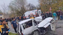 Kamyonla &Ccedil;arpışan Otomobil İkiye B&ouml;l&uuml;nd&uuml;