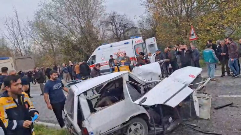 Kamyonla &Ccedil;arpışan Otomobil İkiye B&ouml;l&uuml;nd&uuml;