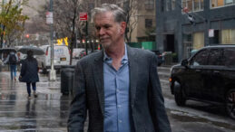 Kapı kapı dolaşıp elektrikli s&uuml;p&uuml;rge satıyordu, şimdi 83 milyar dolara Warner Bros'u alıyor