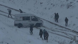 Kar kalınlığı 10 santimetreyi buldu, ara&ccedil;lar yolda mahsur kaldı