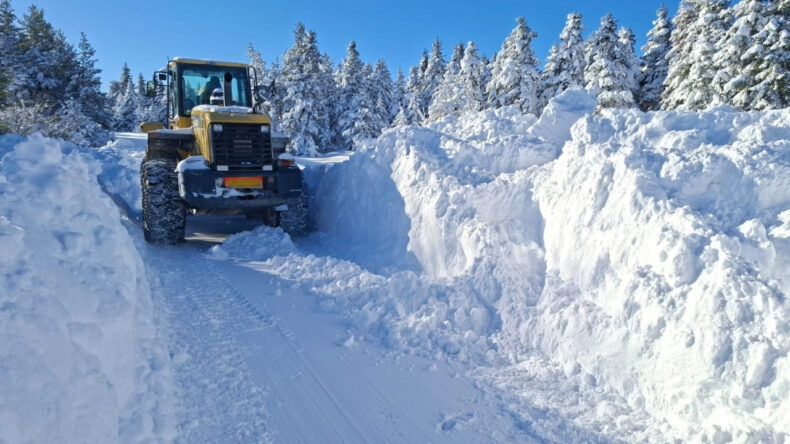 Kar Kalınlığı 2 Metreyi Buldu, Yollar Kapanmış Durumda