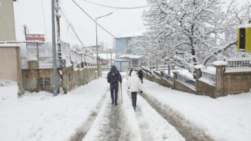 Kar kalınlığı 20 santime ulaştı, yollar kapandı