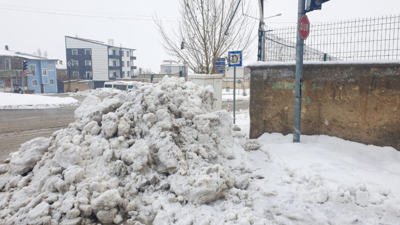 Kar Kalınlığı 30 Santimetreye Ulaştı: 12 Yerleşim Yeri Ulaşıma Kapandı