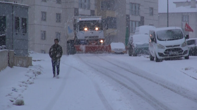 Kar Kalınlığı Yarım Metreyi Ge&ccedil;ti, Yollar Kapatıldı