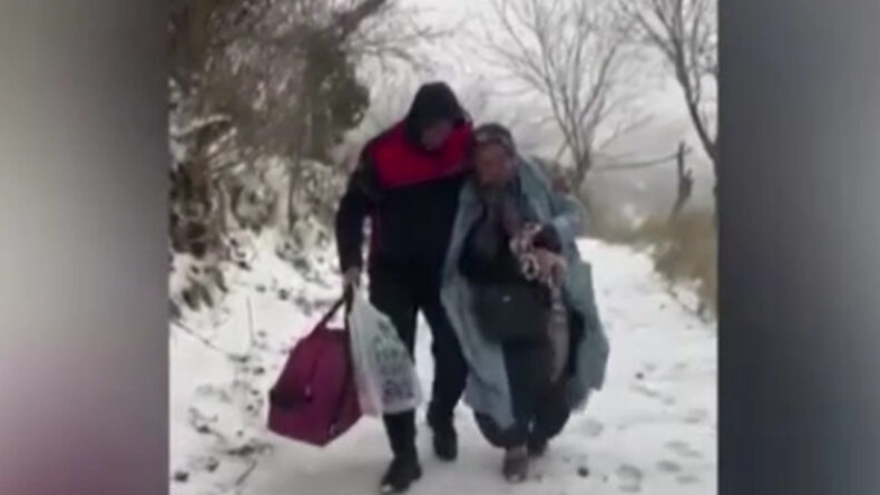 Kar nedeniyle mahsur kalan yaşlı kadın kurtarıldı