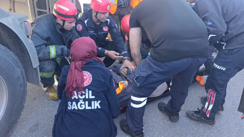 Karayolları İş&ccedil;isi Tırın Altında Kaldı