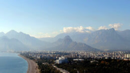 Karlı Dağların G&ouml;lgesinde Denize Girdiler