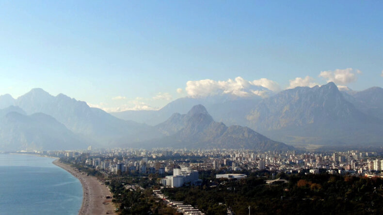 Karlı Dağların Gölgesinde Denize Girdiler