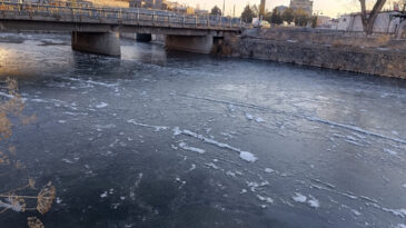 Kars&rsquo;ta Sibirya Soğukları! Kars &Ccedil;ayı Bir G&uuml;nde Buz Tutdu
