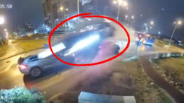 Kavşağa &Ccedil;arpan Ara&ccedil;, İki Aracın &Uuml;zerinden U&ccedil;arak D&uuml;şt&uuml;