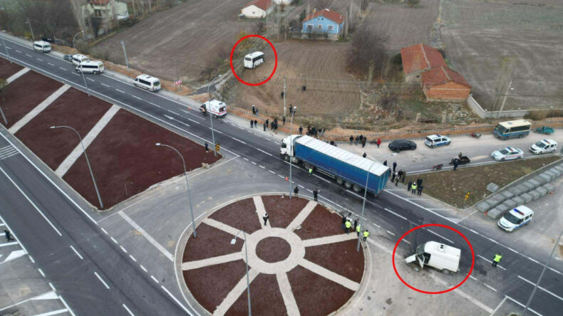 Kavşakta Feci &Ccedil;arpışma: &Ouml;ğrenci Servisi Tarlaya Savruldu, 17 Yaralı