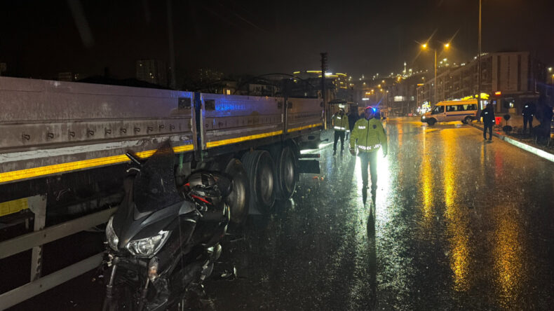 Kaygan Zeminde Kontrolden &Ccedil;ıkan Motosiklet TIR'a &Ccedil;arptı: Ağır Yaralı