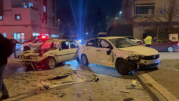 Kayseri&rsquo;de iki otomobilin &ccedil;arpışması sonucu 4 kişi yaralandı