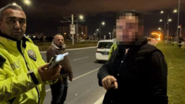 Kaza Yapan S&uuml;r&uuml;c&uuml; Polise Direndi: "Gazeteci &Ccedil;ekerse &Uuml;flemem"