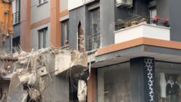 Kentsel D&ouml;n&uuml;ş&uuml;mde Kaza: Komşunun Evi Zarar G&ouml;rd&uuml;