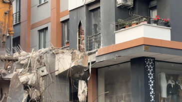Kentsel D&ouml;n&uuml;ş&uuml;mde Kaza: Komşunun Evi Zarar G&ouml;rd&uuml;