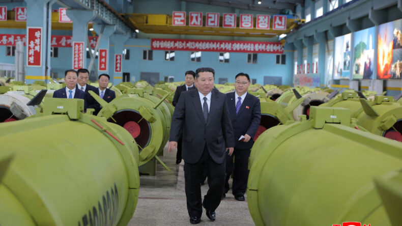 Kim Jong Un'dan f&uuml;ze talimatı: &Uuml;retimi artırın!