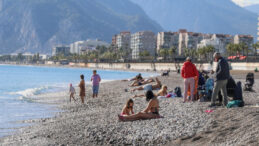 Kış Ortasında Yaz Manzarası: Antalya&rsquo;da Sahiller Doldu